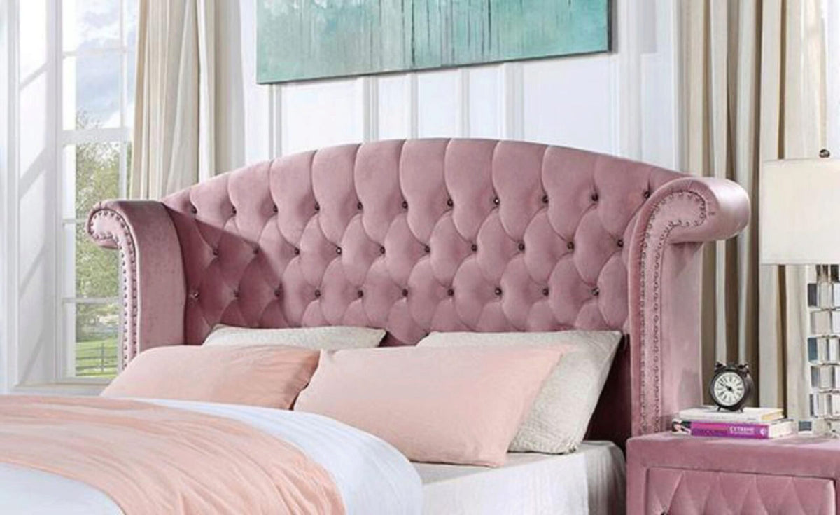 Uppingham bed velvet headboard detail
