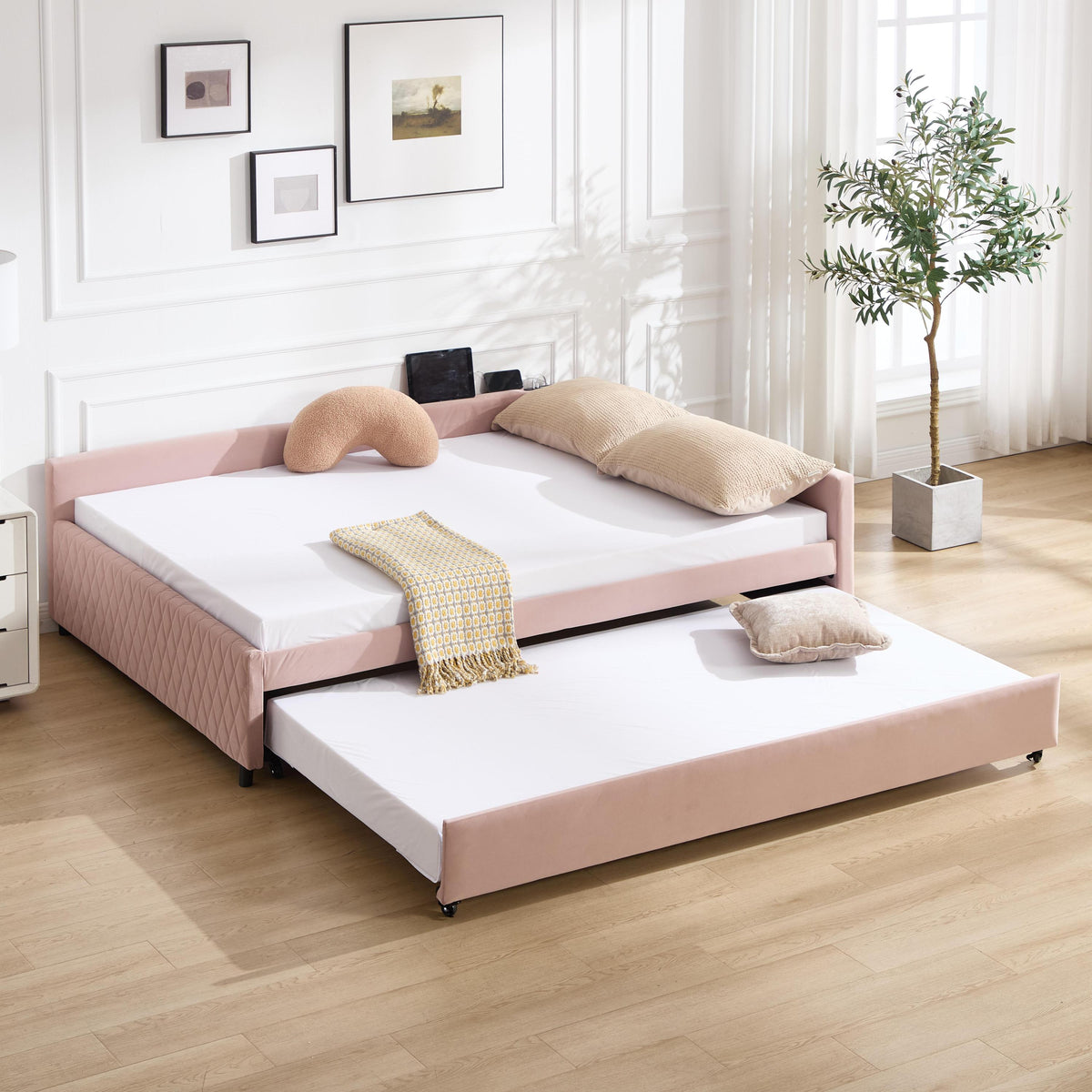 Hartland velvet daybed in pink