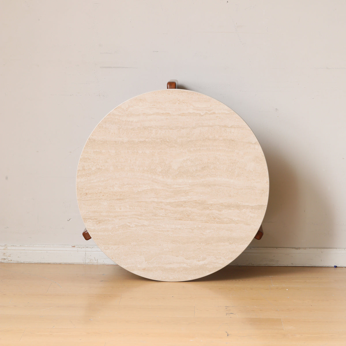 Linden round coffee table top surface and grain detail